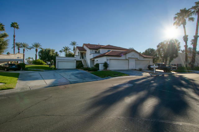 115 Desert Falls Dr. East E Drive, Palm Desert CA: https://media.crmls.org/mediaz/2a7da6c5-1e4b-405d-af58-7cf946e66f53.jpg