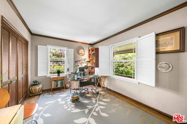 4963 Haskell Avenue, Encino CA: https://media.crmls.org/mediaz/2a7dbd4f-0058-41e8-9887-6ea52a8400f0.jpg