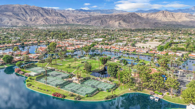 165 Lake Shore Drive, Rancho Mirage CA: https://media.crmls.org/mediaz/2a7e191d-aa4e-46dd-8439-17957e5b49b1.jpg
