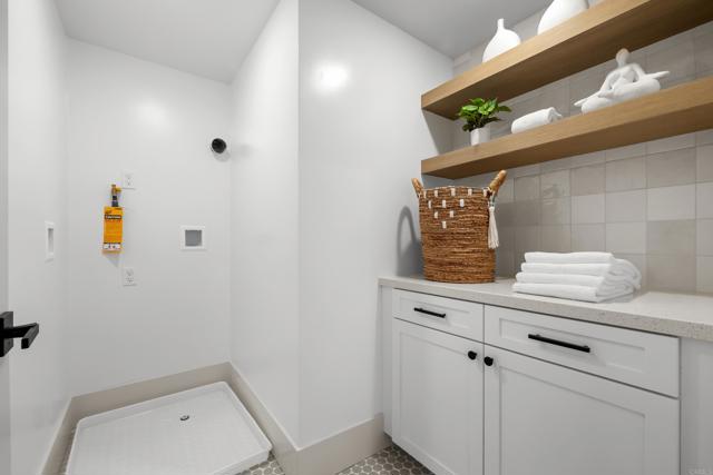 326 Chinquapin Avenue, Carlsbad CA: https://media.crmls.org/mediaz/2a7e9ff4-3ab0-47d5-b81a-a695a023dfb4.jpg