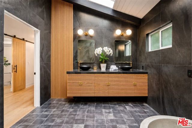 5439 Gentry Avenue, Valley Village CA: https://media.crmls.org/mediaz/2a7f6b11-478e-406b-bb2e-403a9083fec3.jpg