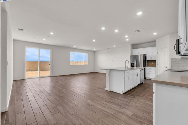 4171 Markovich Ct, Richmond CA: https://media.crmls.org/mediaz/2a807e5c-d3e0-4204-ab9c-db5c0fc36981.jpg