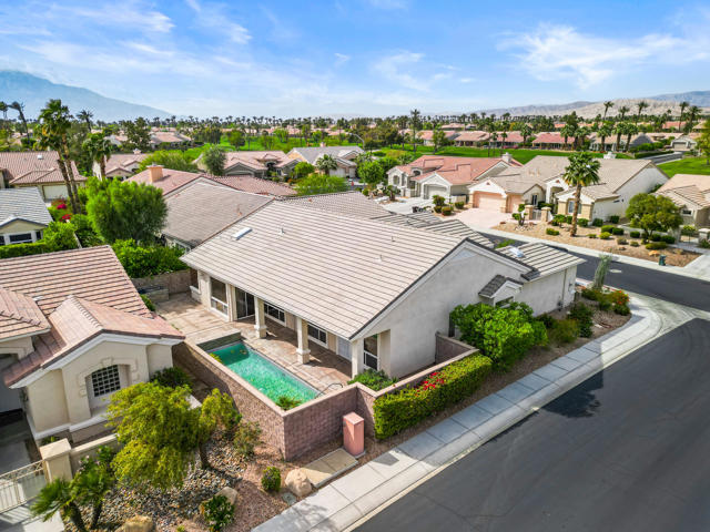 37159 Turnberry Isle Drive, Palm Desert CA: https://media.crmls.org/mediaz/2a80bb77-7ff3-4ab6-8d7d-e90891b2a4d5.jpg