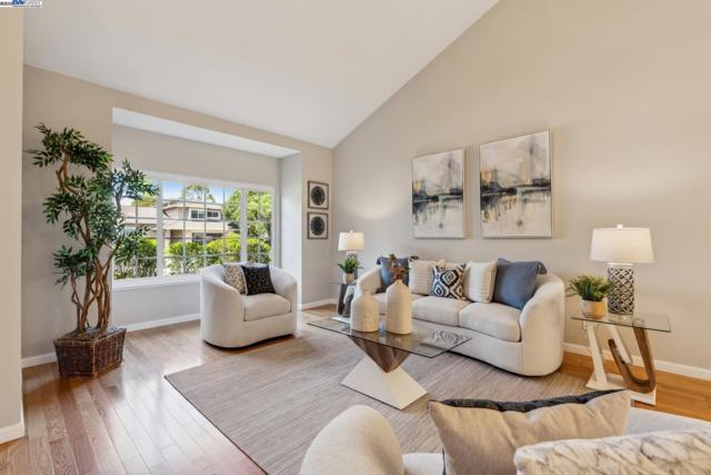 82 Applegate Way, Alameda CA: https://media.crmls.org/mediaz/2a819417-82b9-4b68-bd2f-10231611389d.jpg