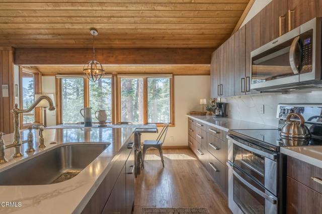 435 Lakeview Boulevard, Mammoth Lakes CA: https://media.crmls.org/mediaz/2a8228d0-fa69-45c4-a38e-e7d188184901.jpg
