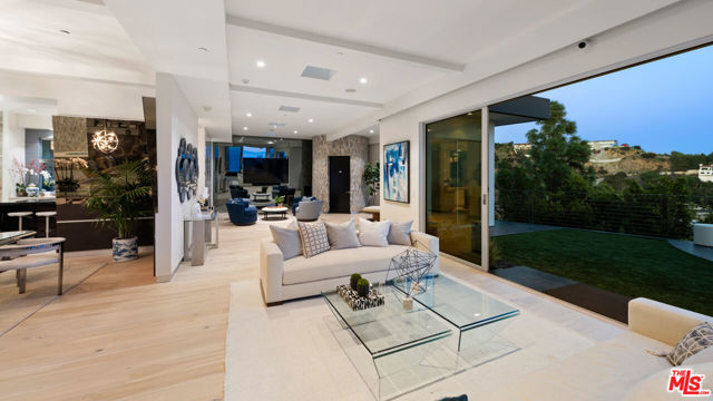 9353 Nightingale Drive, Los Angeles CA: https://media.crmls.org/mediaz/2a82533d-008f-413c-babf-b6cdae1d8a7b.jpg