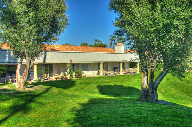 378 Desert Falls E Drive, Palm Desert CA: https://media.crmls.org/mediaz/2a8267de-c8a4-425c-ab0f-d239184ddd67.jpg