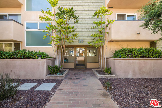 16 Quarterdeck Street, Marina del Rey CA: https://media.crmls.org/mediaz/2a82bbc2-ffb3-4864-b01c-9fd67c6364cc.jpg