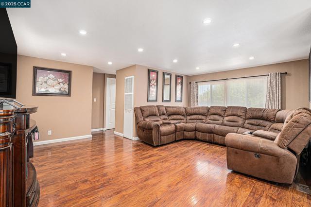 75 E Bolton Rd, Oakley CA: https://media.crmls.org/mediaz/2a82c348-4898-4e81-aef6-2693d4b8c7e4.jpg