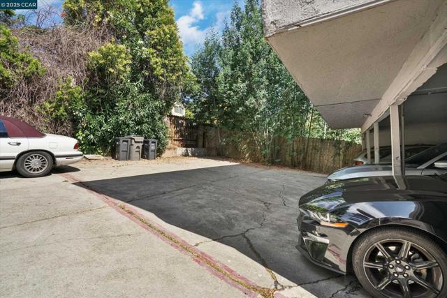 5235 Macarthur Blvd, Oakland CA: https://media.crmls.org/mediaz/2a82cdbc-cd1b-46dc-a661-d4f7f9b671d1.jpg