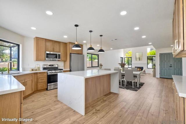 13356 Corte De Comares, San Diego CA: https://media.crmls.org/mediaz/2a82eae7-a223-4134-bcf4-1a37c5b3f67f.jpg