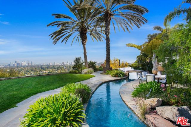 10066 Cielo Drive, Beverly Hills CA: https://media.crmls.org/mediaz/2a82fa69-2340-4ac4-b3b7-f964eb7c087a.jpg