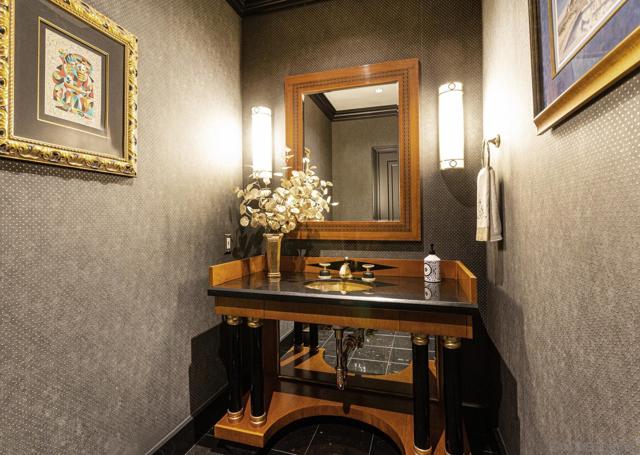 700 Front St, San Diego CA: https://media.crmls.org/mediaz/2a838975-e339-4c74-9fa5-4e31612bbf19.jpg