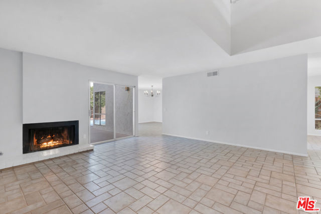 603 Racquet Club Lane, Thousand Oaks CA: https://media.crmls.org/mediaz/2a83b390-a269-4edd-bf83-a6dc0acf3e3a.jpg