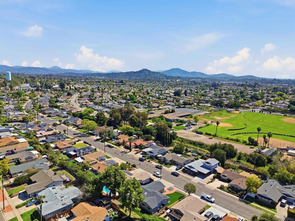 https://media.crmls.org/mediaz/2a83d3d4-6504-408f-a780-85f5bce5ecbd.jpg?preset=X-Large