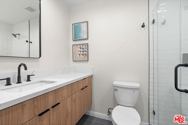 705 6th Avenue, Venice CA: https://media.crmls.org/mediaz/2a8568ba-066b-4443-91a0-b53fa39b080b.jpg