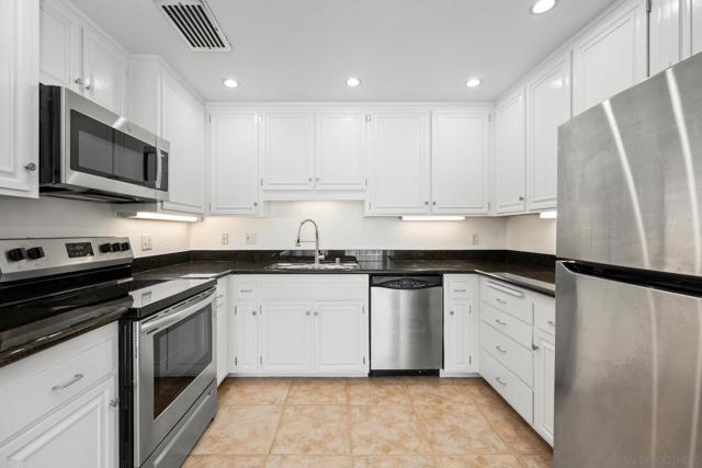 7811 Eads Ave, La Jolla CA: https://media.crmls.org/mediaz/2a8570a6-7300-4c19-b970-c10951827806.jpg