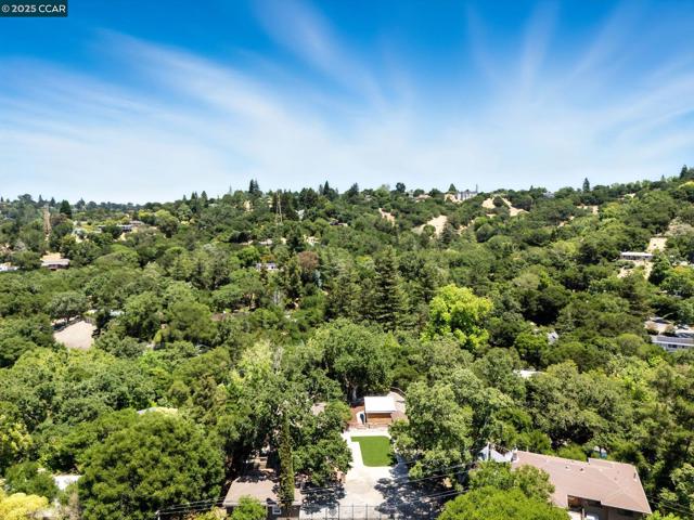 122 Stein Way, Orinda CA: https://media.crmls.org/mediaz/2a85fb7f-fcac-4281-a49b-c9ffb052e92d.jpg