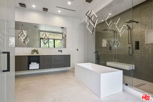428 N La Jolla Avenue, Los Angeles CA: https://media.crmls.org/mediaz/2a86c164-113d-4d77-b049-369d0c718589.jpg