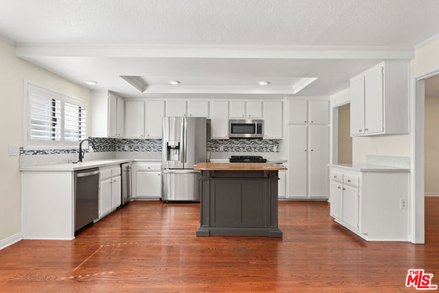 6021 Lindley Avenue, Tarzana CA: https://media.crmls.org/mediaz/2a87958b-12eb-40a0-9127-9223fe9e1f7f.jpg