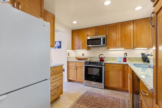 35 Leonard Ct, Alameda CA: https://media.crmls.org/mediaz/2a87a2b0-3207-42a3-a9c2-083e68669126.jpg