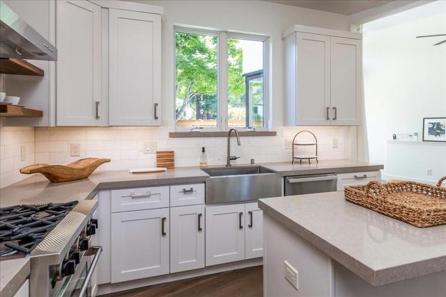 15902 Rochin Terrace, Los Gatos CA: https://media.crmls.org/mediaz/2a889998-9e08-46a2-8011-c9460649ca24.jpg