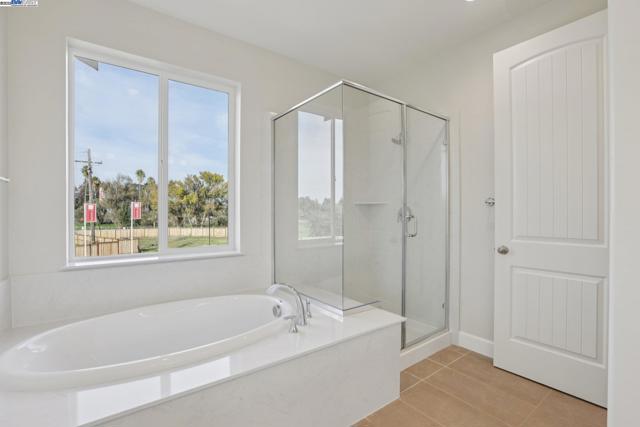 109 Creek View Cir, Fairfield CA: https://media.crmls.org/mediaz/2a893694-0fee-44a6-93ec-636ad2ae355b.jpg