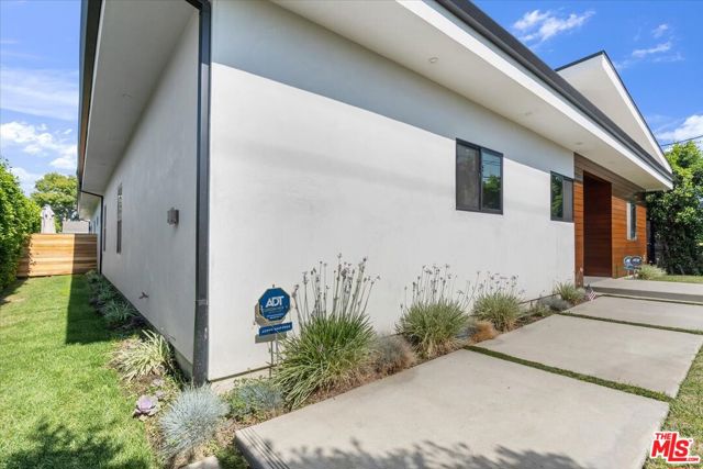 5456 Hazeltine Avenue, Sherman Oaks CA: https://media.crmls.org/mediaz/2a893fca-08df-4956-ad3a-d9cf6ff71337.jpg