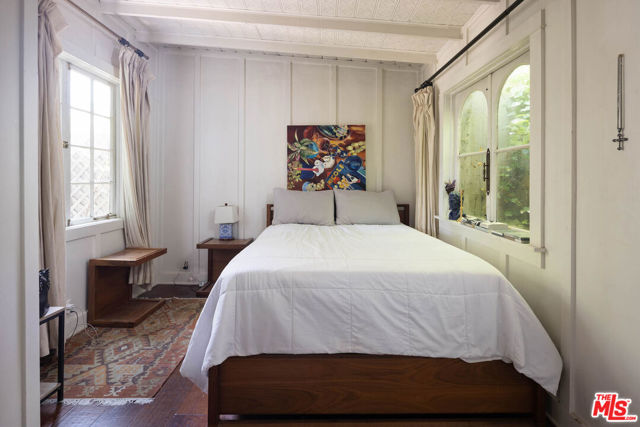 8805 Lookout Mountain Avenue, Los Angeles CA: https://media.crmls.org/mediaz/2a89612e-8f33-4bc5-ad2e-85afc8e0dc56.jpg