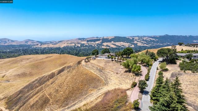 70 Sherburne Hills, Danville CA: https://media.crmls.org/mediaz/2a89a5c1-dc50-4d28-954d-6c73422473ec.jpg