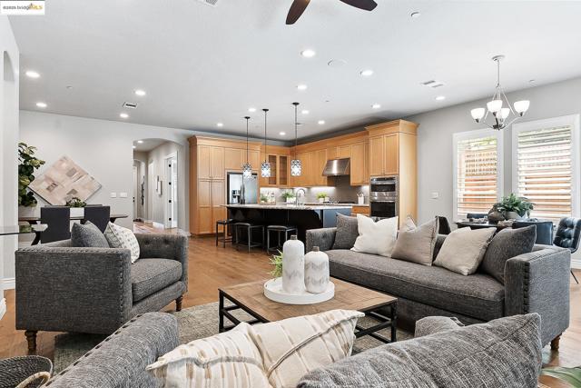1627 Healing Rock Ct, Brentwood CA: https://media.crmls.org/mediaz/2a8bc3a9-1712-430a-82ce-f6d8fd24b494.jpg