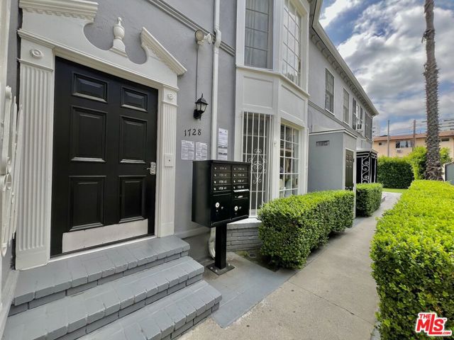1724 El Cerrito Place, Los Angeles CA: https://media.crmls.org/mediaz/2a8c3eae-6f21-4f6f-a0be-173dfb2c3709.jpg