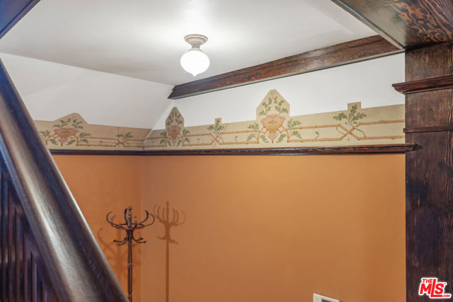 1049 Elden Avenue, Los Angeles CA: https://media.crmls.org/mediaz/2a8c433b-e06b-45e3-a106-0e91bf658376.jpg