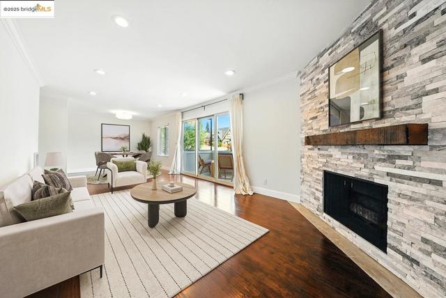 567 Oakland Ave., Oakland CA: https://media.crmls.org/mediaz/2a8c7622-3290-448a-97ae-c74adf4faa39.jpg