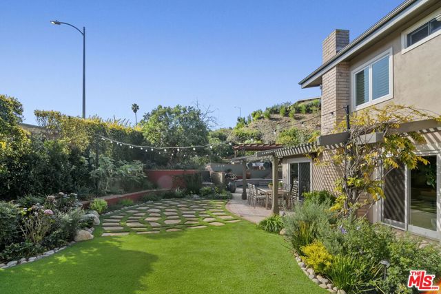 1305 Duende Lane, Pacific Palisades CA: https://media.crmls.org/mediaz/2a8cdc65-7ddc-4c24-a85a-386209c023f0.jpg