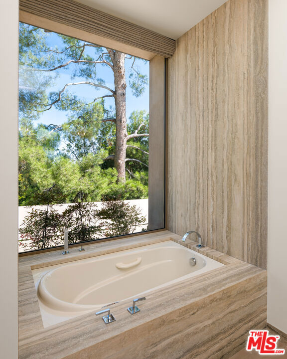 1016 N Hillcrest Road, Beverly Hills CA: https://media.crmls.org/mediaz/2a8d67a2-bc44-4f31-91e6-34915ec8e62a.jpg