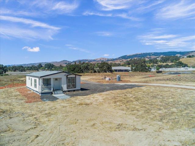 2055 Rucker Avenue, Gilroy CA: https://media.crmls.org/mediaz/2a8d8eef-e6f0-4a62-8ce0-b4c8a1a8550a.jpg