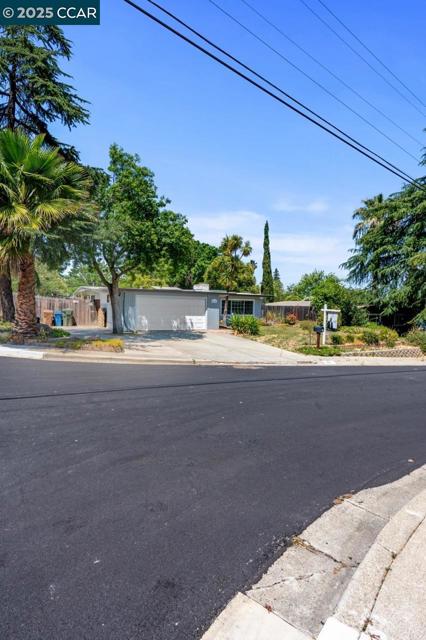 212 Towers Dr, Pacheco CA: https://media.crmls.org/mediaz/2a8e1774-13e0-4e49-85af-174bbd9afe5a.jpg