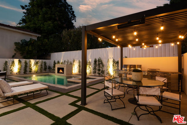 526 N Plymouth Boulevard, Los Angeles CA: https://media.crmls.org/mediaz/2a8f671e-b334-4074-80eb-e5c93cc9b54c.jpg