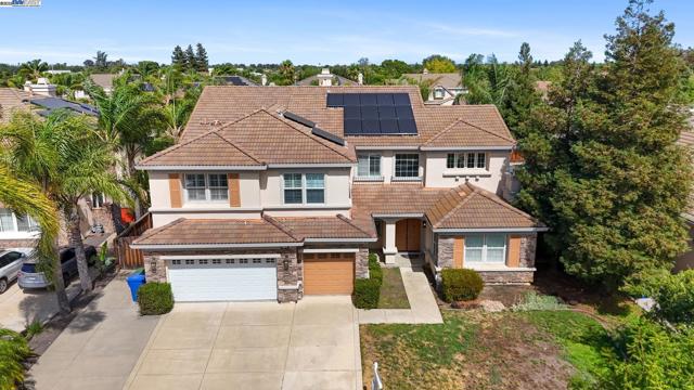 2132 Gold Poppy St, Brentwood CA: https://media.crmls.org/mediaz/2a8f716a-b5f7-4239-9cb5-1f5aede51205.jpg
