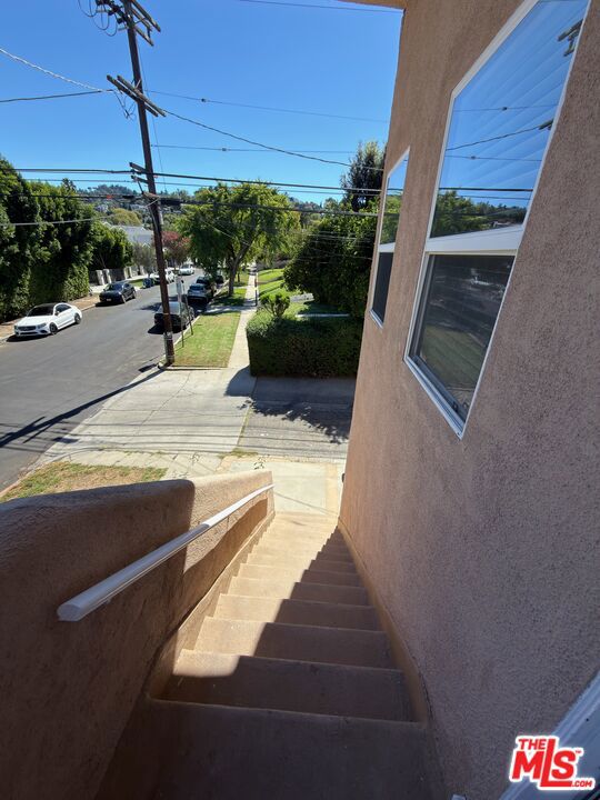 4277 Colbath Avenue photo 14