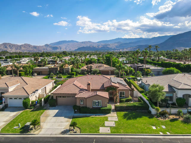 17 Corte Del Sol, Rancho Mirage CA: https://media.crmls.org/mediaz/2a8fe8a3-b226-458f-a7d6-2c43e6306a59.jpg