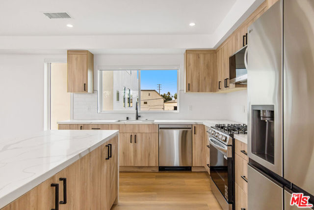 1616 S Sycamore Avenue, Los Angeles CA: https://media.crmls.org/mediaz/2a91d279-0a28-4b4c-908c-91dfc53811ff.jpg