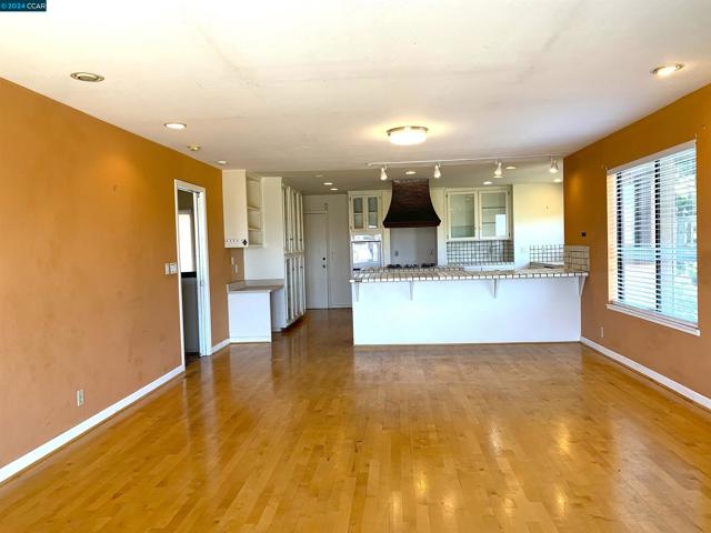 29 Anton Way, Novato CA: https://media.crmls.org/mediaz/2a921499-49b2-4d8f-9275-583adb60a34d.jpg