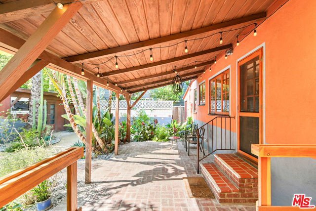 4171 Kraft Avenue, Studio City CA: https://media.crmls.org/mediaz/2a921a99-2582-4332-b139-8847e305c0c2.jpg