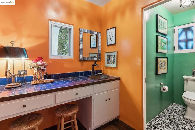 6801 Estates Dr, Oakland CA: https://media.crmls.org/mediaz/2a92275d-ef5a-45c6-afdd-4cbc52fded7d.jpg