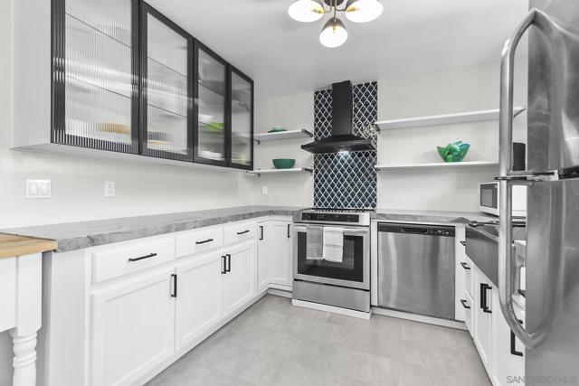 2510 Clairemont Dr, San Diego CA: https://media.crmls.org/mediaz/2a923d50-c3fb-46b8-a7ff-bfe7497b2aa3.jpg