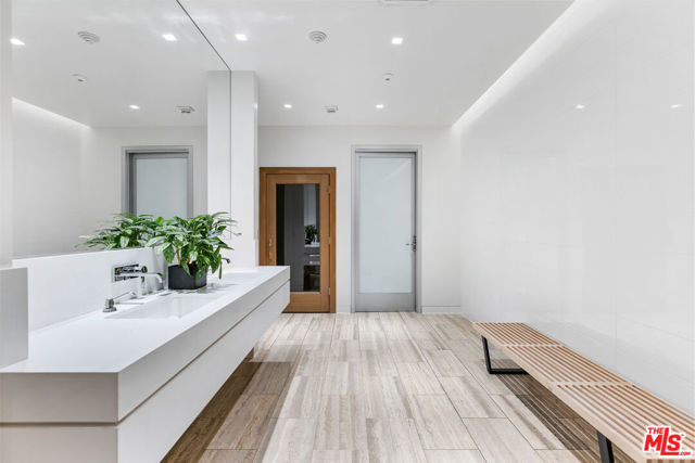 Image 18 of 22 For 9255 Doheny Road 1006