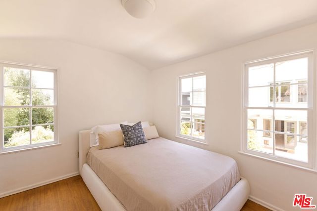306 AMALFI Drive, Santa Monica CA: https://media.crmls.org/mediaz/2a92bec1-99a4-4c1e-97c8-57ac973e48fe.jpg