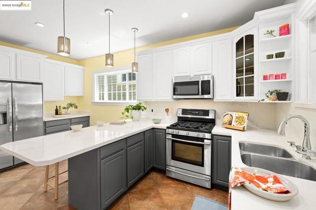 824 Arlington Avenue, Oakland CA: https://media.crmls.org/mediaz/2a933864-7ff8-49f7-ab65-ce7f6f9e056c.jpg